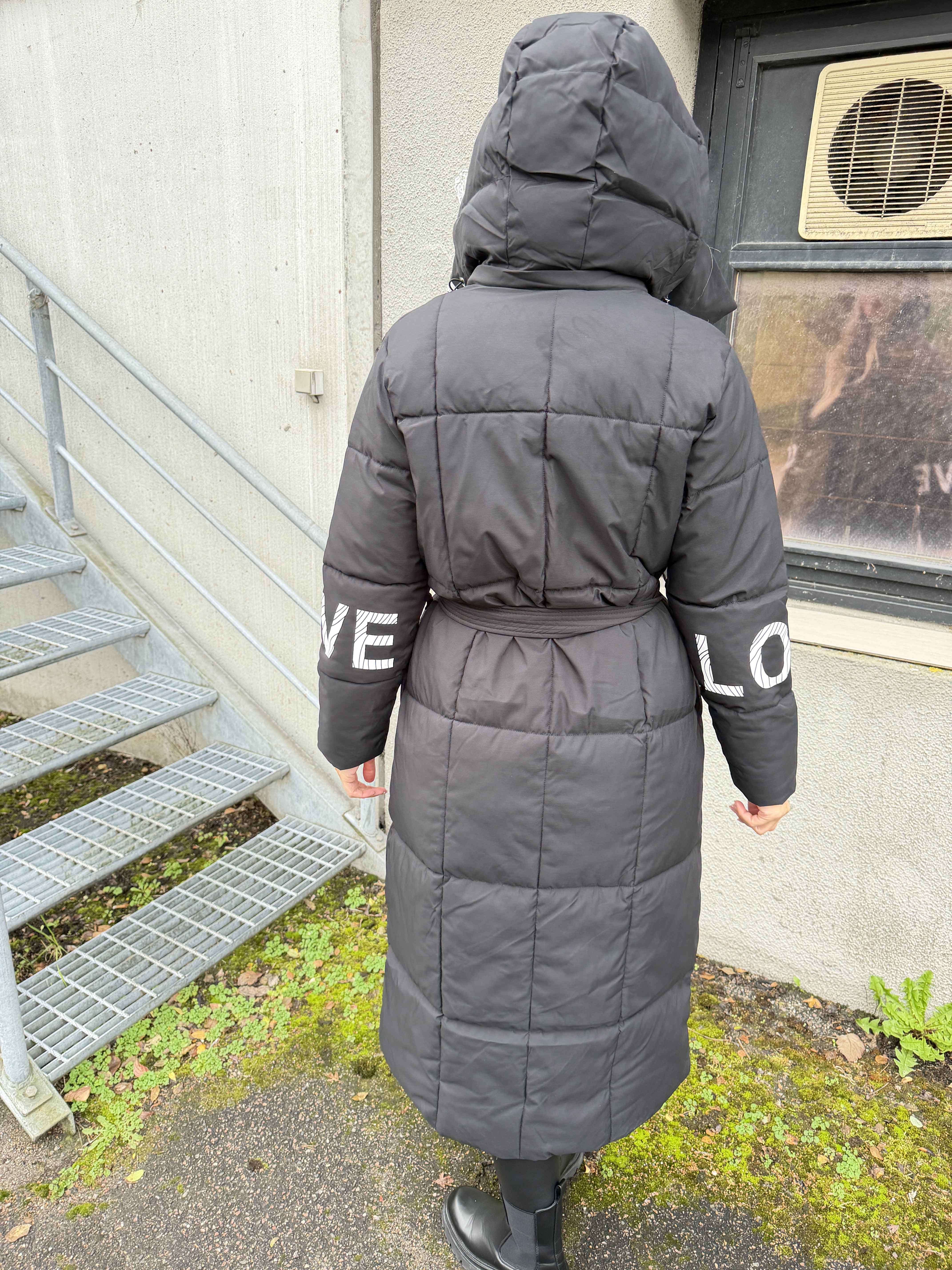 Snowie – Lång dunjacka med en LOVE-detalj på ärmen och en varm krage.